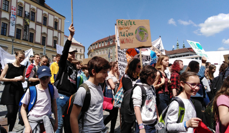FOTO/VIDEO: Středoškoláci v Brně stávkovali za lepší klima a snížení emisí
