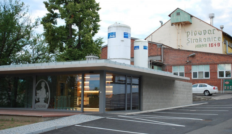 Pivovar stojí ve Strakonicích přímo u Otavy. Lidé tu nakupují pivo i suvenýry v nově otevřené pivovarské prodejně.