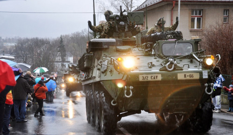 Jižní Moravou projíždí konvoj americké armády. Na D2 se srazilo armádní auto s náklaďákem