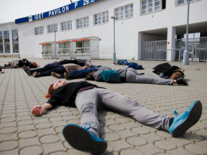 Protestní happening proti konání veletrhu IDET