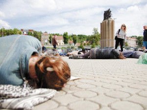 Protestní happening proti konání veletrhu IDET