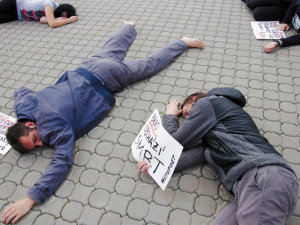 Protestní happening proti konání veletrhu IDET