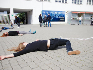 Protestní happening proti konání veletrhu IDET