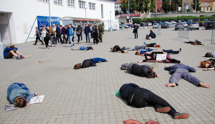 Protestní happening proti veletrhu IDET