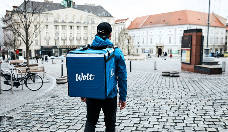 Jeden z kurýrů Wolt