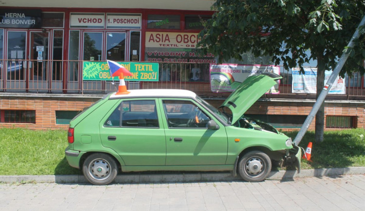 FOTO: Opilá řidička si bez svolení půjčila Felicii a poslala ji do sloupu