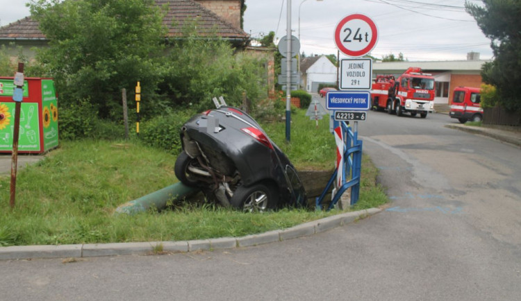 FOTO: Řidička při parkování zapomněla na ruční brzdu. Auto se rozjelo a zahučelo do potoka