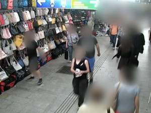 VIDEO: Zloděj ukradl kabelku a prodavačku vláčel po zemi. Zadrželi ho kolemjdoucí