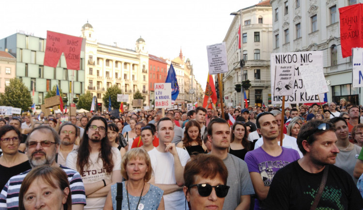 'Máme toho dost!' skandoval dav. V Brně na náměstí Svobody se na protest proti Andreji Babišovi sešlo 6 000 lidí