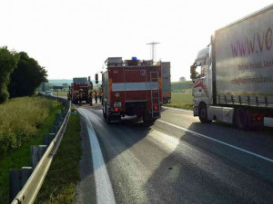 FOTO: Nehoda auta a kamionu dnes ráno zcela uzavřela hlavní tah na Uherské Hradiště