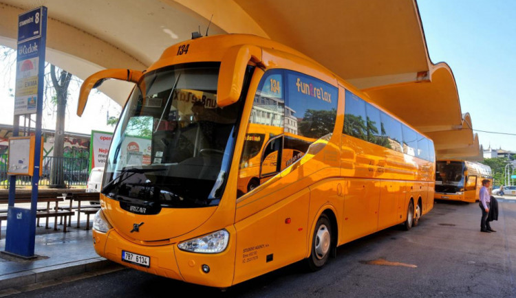 Autobusové linky RegioJet budou na některých linkách bez stevardů, práci nechce nikdo dělat