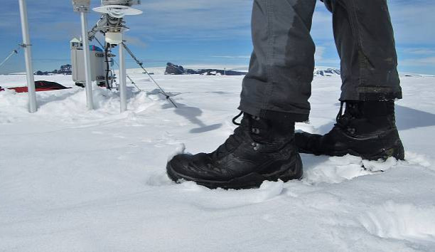 Vědci z Brna testovali v Antarktidě ponožky, čepice i pohorky