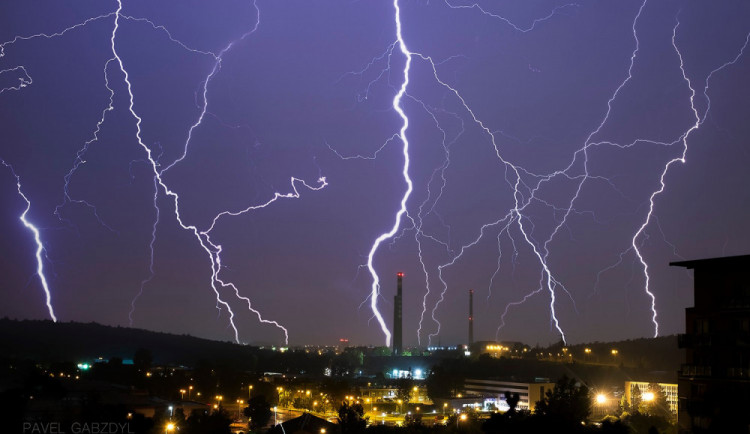 Jižní Moravu mohou dnes večer a v noci zasáhnout bouřky