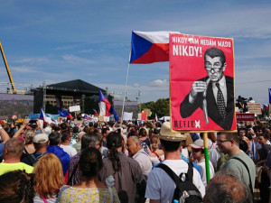 Pražská Letná se plní demonstranty při protestech proti Babišovi. Z Brna vyrazily tisíce lidí