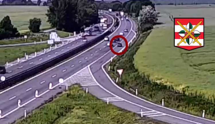 VIDEO: Zmatený řidič na D1 couval v protisměru za plného provozu dálnice