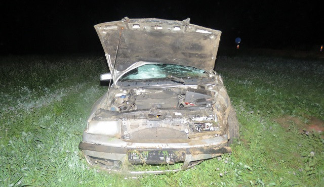 Zdemolované auto havárie u obce Trnové Pole