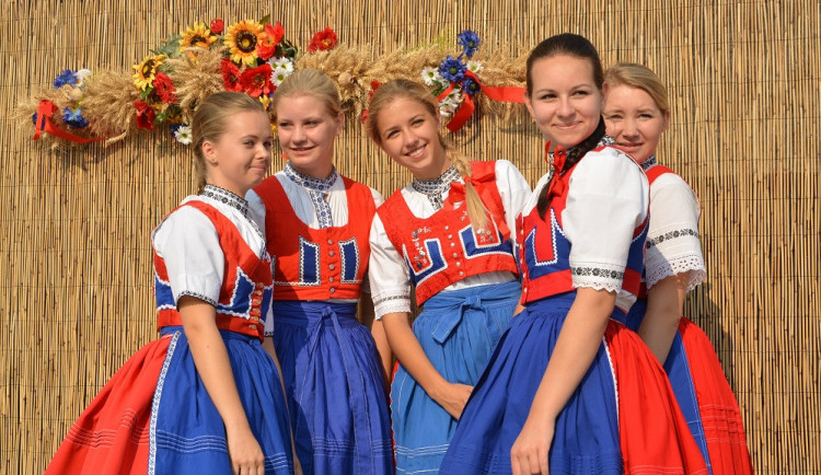 Cimbál, víno, kroje, zpěv. . . to je festival Slovácký rok aneb 'Noc z pátku na neděli'