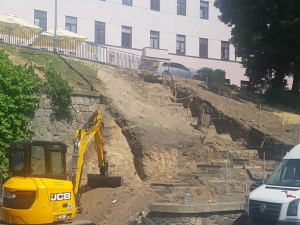 Z vyšlapané pěšiny schodiště za pět milionů korun. Brňané se konečně dočkají vytoužených schodů na Baštu