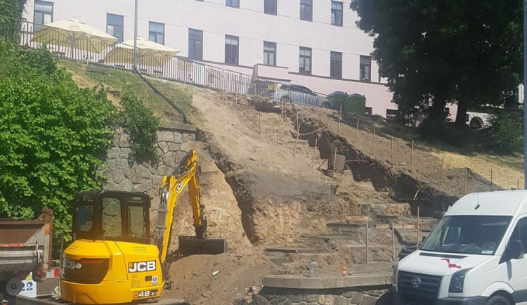 Stavba nového schodiště mezi ulicí Nádražní a Denisovými sady