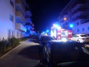 V garáži bytového domu v Brně hořely vozy, pryč muselo 34 lidí