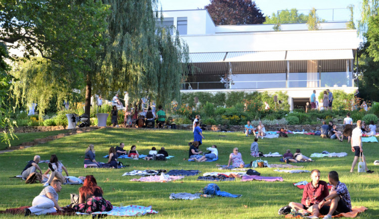 Léto, swing a kino v zahradě vily Tugendhat