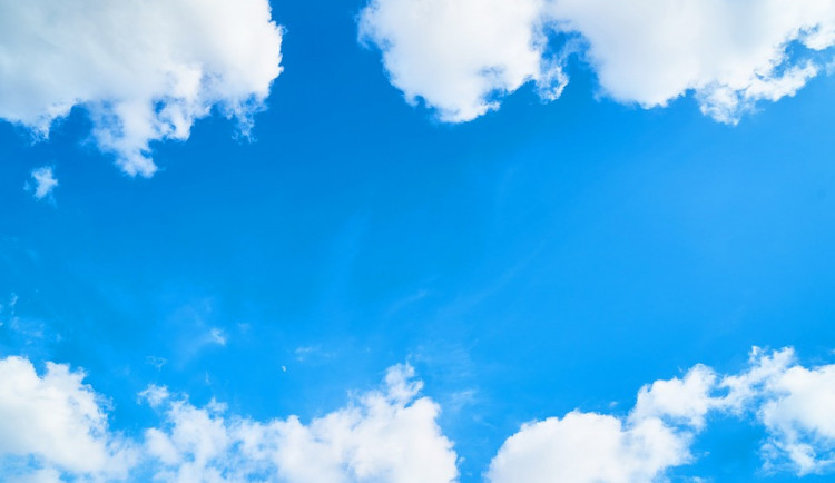 Počasí ve středu bude typicky letní