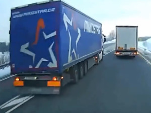 VIDEO: Česko vydalo do Německa řidiče kamionu, který nebezpečně předjížděl. Je obviněn z pokusu o vraždu