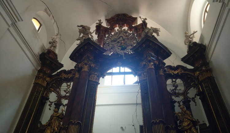 Trhliny v kostele sv. Máří Magdalény