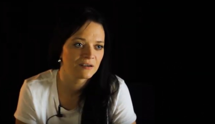 VIDEO: Karin zneužíval trenér, uvědomila si to až v dospělosti. Její příběh přináší projekt Nemlčíme