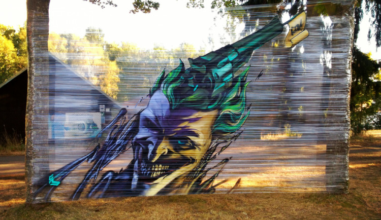 (NE)OBYČEJNÍ: Liberecký sprejer Uplne Mimo, jeho graffiti mají v sobě příběhy i vtip