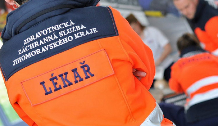Při dopravní nehodě na Brněnsku dnes zemřela žena, dva dospělí a tři děti skončili v nemocnici