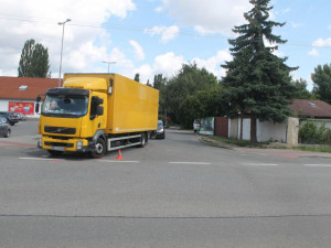 Řidič náklaďáku možná v Bzenci srazil chodce. Policie ani on sám si zatím nejsou jistí