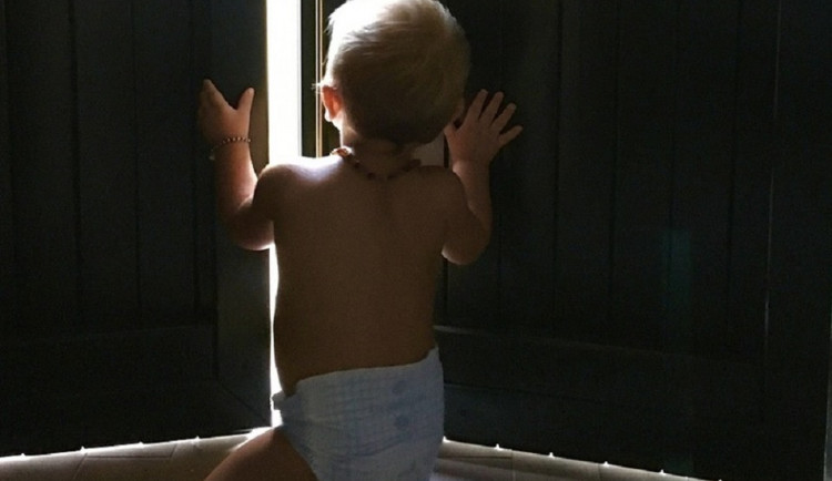 Tříletou holčičku se podařilo přemluvit