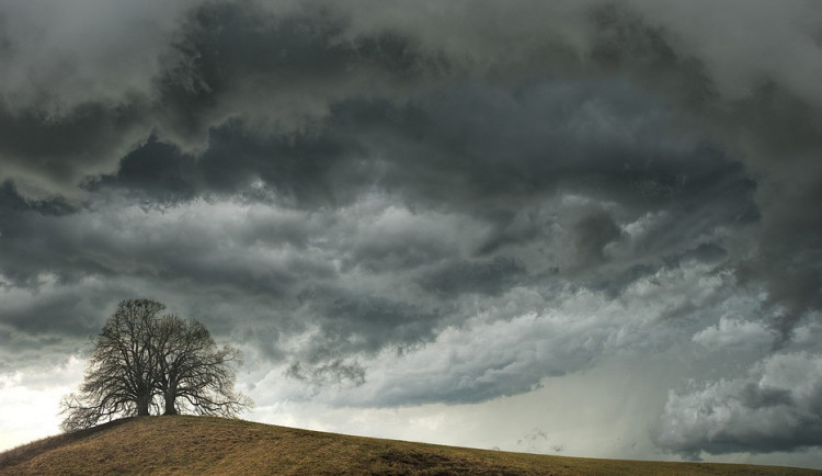 POČASÍ NA NEDĚLI: Konec týdne na jižní Moravě proprší, můžeme čekat přeháňky, ale i bouřky
