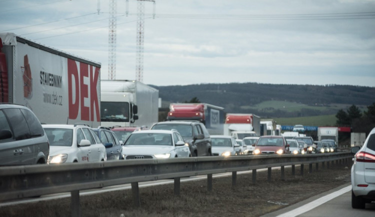 D1 směr Praha byla uzavřená kvůli nehodě kamionu, bez zranění