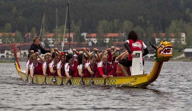 Závody dračích lodí