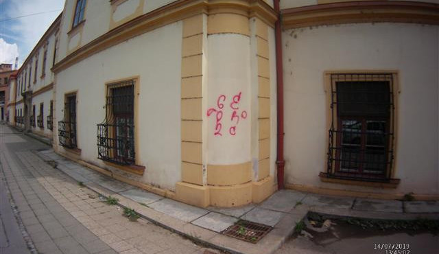 Sprejerovi nápisy v ulici Lazaretní