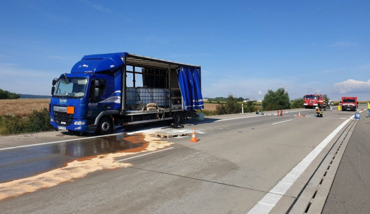 FOTO: Osmnáctiletý řidič náklaďáku se nevěnoval řízení, po dálnici rozlil tisíce litrů kyseliny sírové