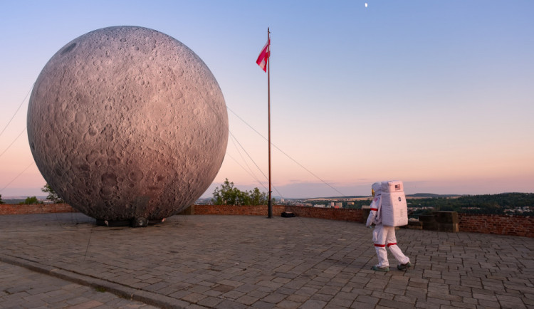 Padesát let od přistání na Měsíci v Brně připomene desetimetrový nafukovací měsíc