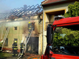 Ve Švábenicích chytla střecha rodinného domu. Zasahovat přijelo sedm jednotek hasičů