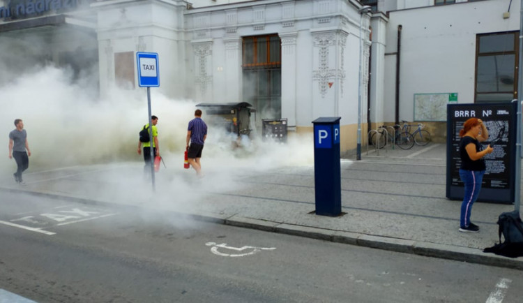 Před hlavním nádražím v Brně začal hořet plyn u stánku s kávou, dva lidé skončili v nemocnici