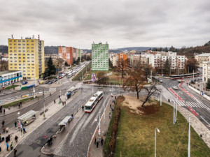 Muž okradl o hodinky strážníka, který na Mendláku roztrhával hromadnou rvačku