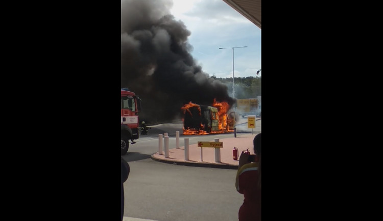 Snímek za záběru hořící dodávky na benzinové pumpě u Brna