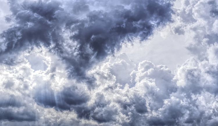 POČASÍ NA PONDĚLÍ: Obloha nad jižní Moravou bude oblačná, během dopoledne se objeví i mlhy
