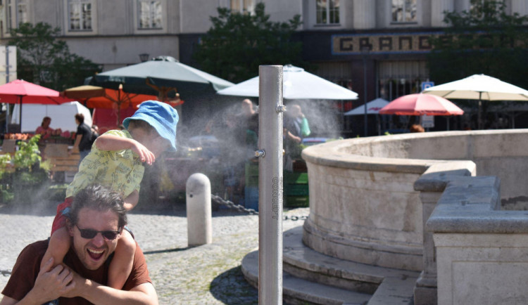 Kvůli horkému počasí umístilo Brno-střed na Zelný trh mlžítko. Do ulic opět vyjedou i kropicí vozy