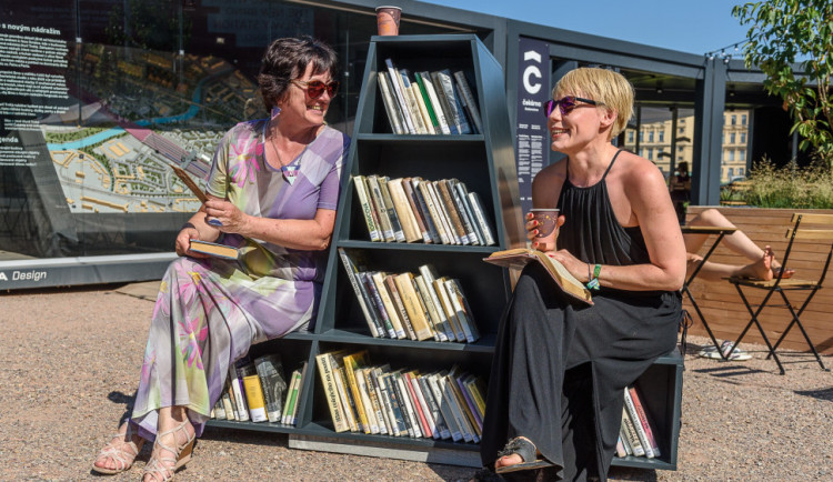 Literární lavička na Dolním nádraží