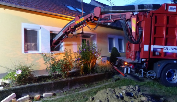 Muž šel čistit studnu, ta se nad ním zavalila. Hasiči se k němu snaží dostat už třetí den