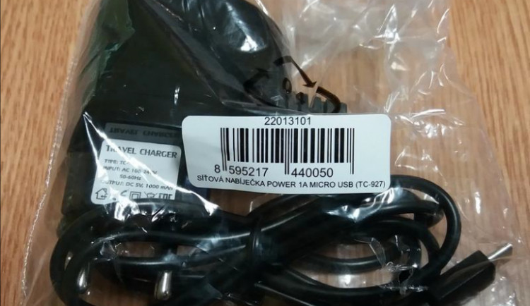 Na trhu se objevila další nebezpečná nabíječka. Kvůli špatné izolaci by mohla spotřebitele i zabít