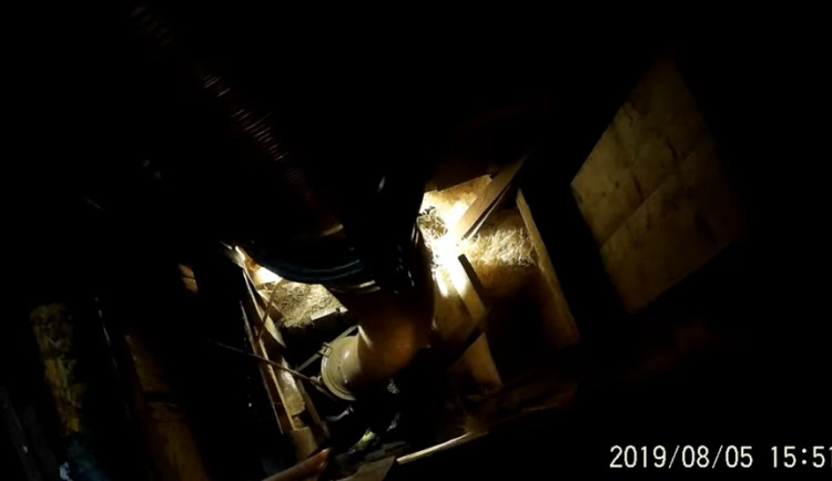 VIDEO: Hasiči se po dlouhých 55 hodinách dostali k muži zavalenému ve studni. Lékař jen konstatoval smrt