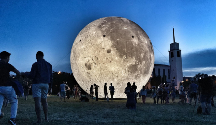 Oblíbený nafukovací Měsíc uvidí lidé v Brně na Noc padajících hvězd. Pokud bude přát počasí